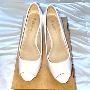 Women’s Dream Pairs Peep Toe Pump. NWOT Size 9